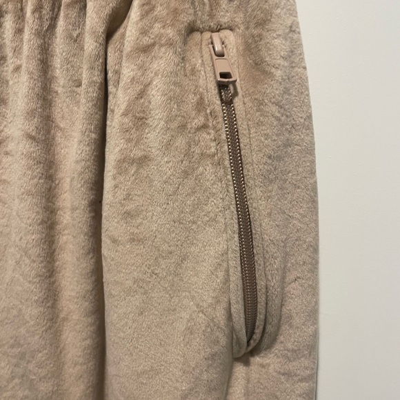 SKIMS Velour Pants with pockets - Picture 6 of 12